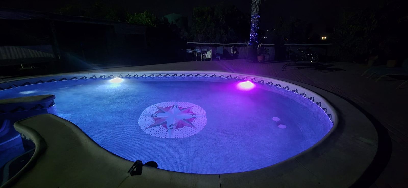 Piscina de Cortijo Palomo iluminada de noche