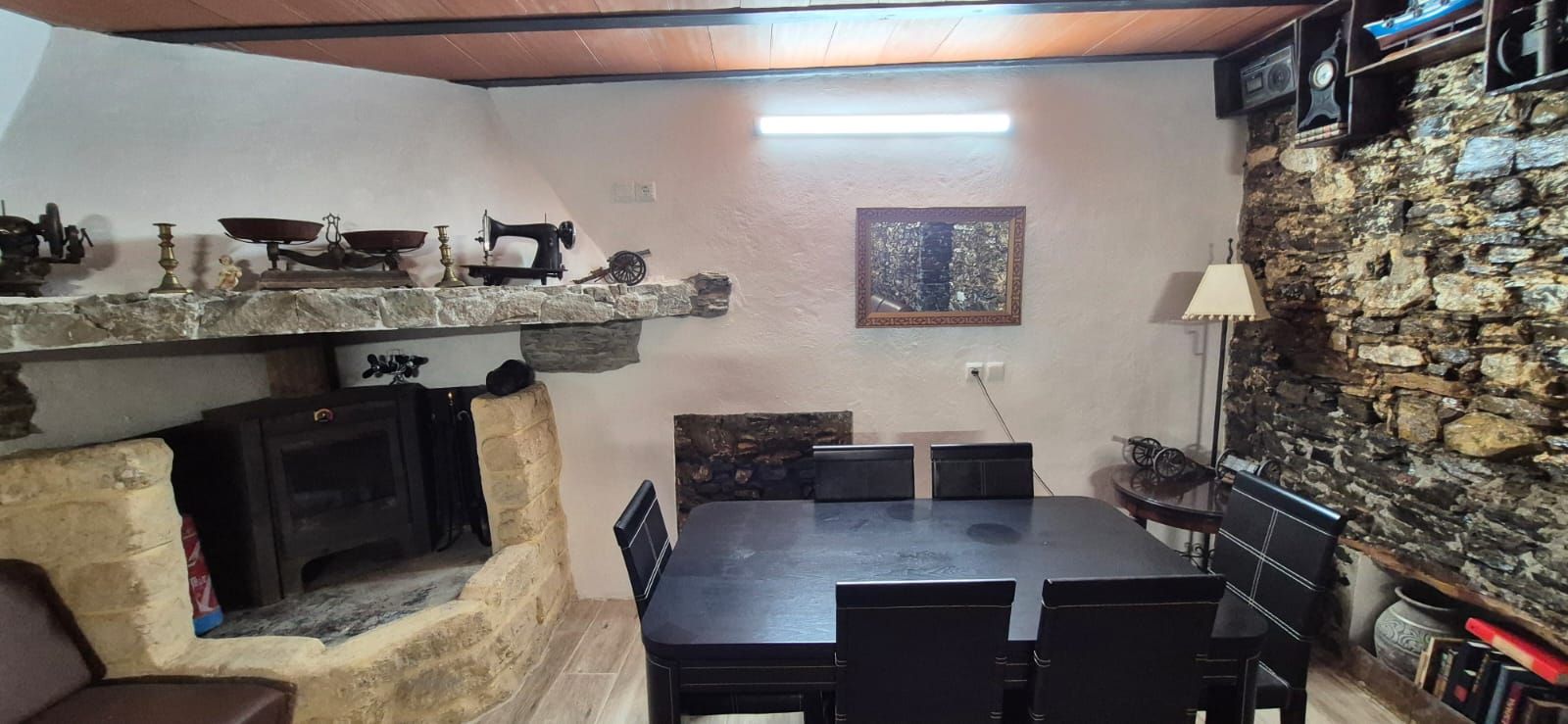 Salón con chimenea de piedra en Cortijo Palomo