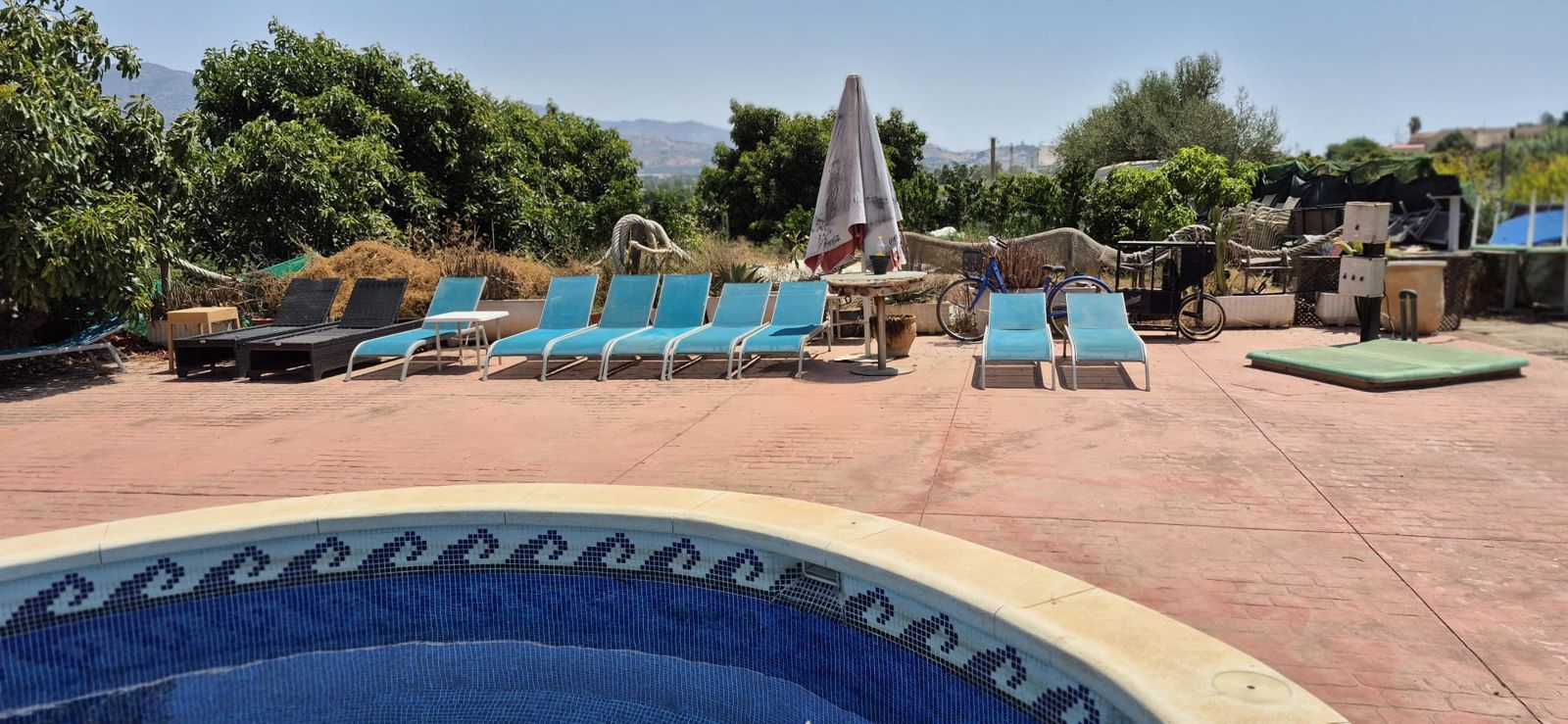 Terraza cubierta junto a la piscina